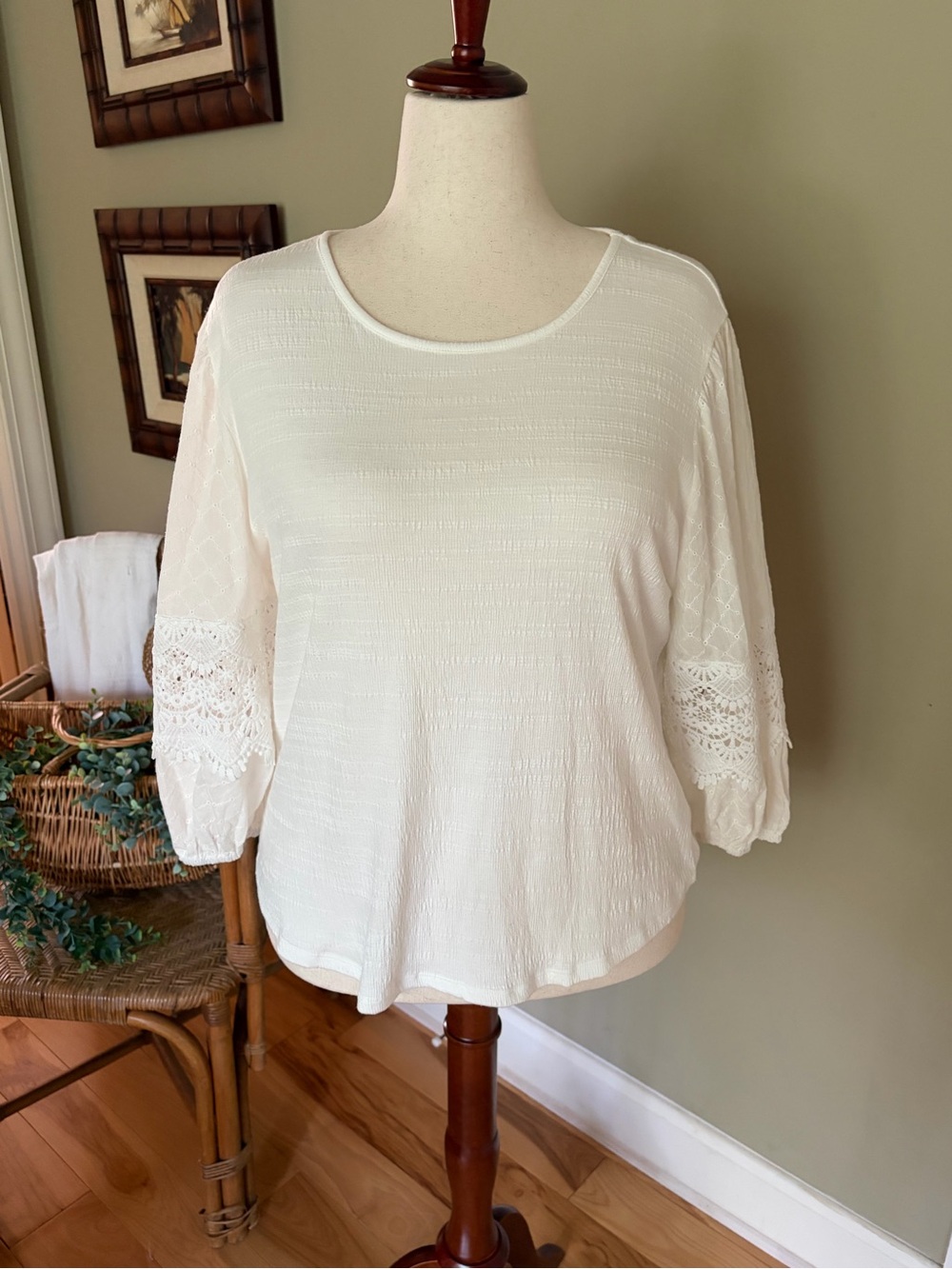Women's XL White Eyelet & Lace Sleeve Scoop Neck Top with Round Hem